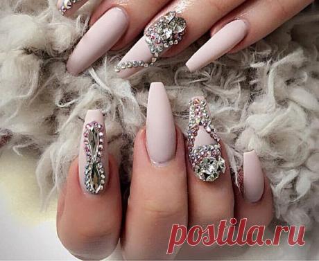 Узор на ногтях стразами: разнообразие вариантов, использование шаблона, инструкции по выполнению и способы нанесения Красивый маникюр на ухоженных женских руках вызывает восхищение у окружающих. Сделать классический дизайн ногтей с правильной формой совсем не трудно. Но иногда обычная простота в виде глянцевого покрытия надоедает и хочется вытворить на ногтевых пластинках что-то необычное. Узоры на ногтях со стразами будут очень смелым, но эффектным вариантом. Ведь иногда ...