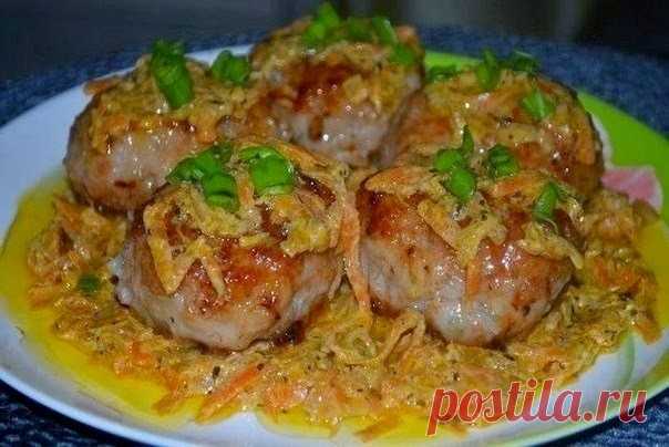 Котлеты с самым вкусным соусом Ингредиенты: Котлеты: фарш 500 грамм 2 маленькие луковицы 4 зубчика чеснока ломтик белого хлеба, размоченный в молоке соль, перец по вкусу сушеная зелень 2 чайных ложки Соус: морковь...