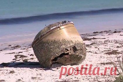 В Австралии на побережье вынесло огромный таинственный цилиндр. В западной Австралии на пляж вынесло огромный цилиндр неизвестного происхождения. Он заметно поврежден длительным нахождением в соленой воде и предположительно был фрагментом более крупной конструкции. По заключении полиции, он не является частью разбившегося коммерческого самолета.