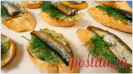 Соленые огурцы натираю на терке, добавляю шпроты и готовлю новые вкусные бутерброды