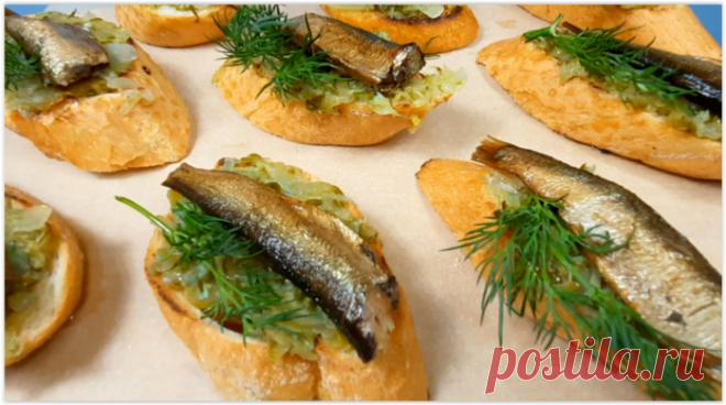 Соленые огурцы натираю на терке, добавляю шпроты и готовлю новые вкусные бутерброды