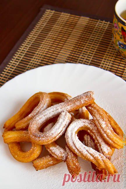 Испанские чуррос - Кулинарные заметки Алексея Онегина Чуррос - популярный испанский завтрак, хрустящие изделия из жареного теста, которые иногда макают в горячий шоколад. Приготовьте чуррос в эти выходные!