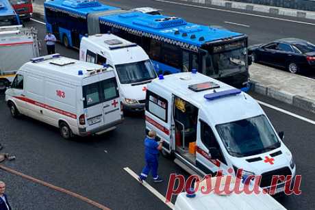 Описаны травмы пострадавших в ДТП с «КамАЗом» и автобусом в Москве. В ДТП на Боровском шоссе, где водитель автобуса во время обгона грузовика «КамАЗ» не справился с управлением, тяжело пострадали два пассажира — беременная женщина и мужчина. Во время столкновения у автобуса разбились и вылетели стекла, поэтому многие пассажиры получили порезы. Беременная женщина госпитализирована.