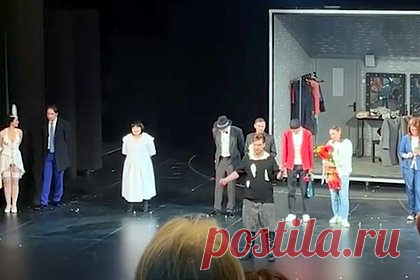 В бурятском театре отреагировали на совершившего попытку самоубийства актера. В Русском драматическом театре имени Н.А. Бестужева в Бурятии отреагировали на попытку онкобольного актера труппы Артура Шувалова совершить самоубийство на сцене. В учреждении отметили, что заявления попытавшегося выразить протест против смены худрука артиста не соответствуют действительности.