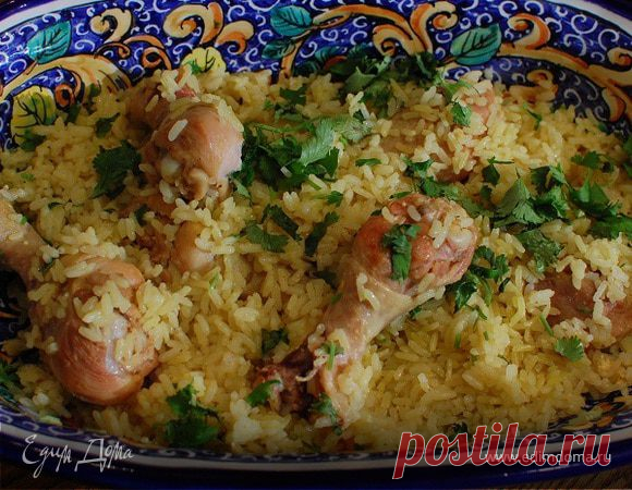 Рис с цыпленком и пряностями: рис бурый, куриные окорочка, лук репчатый, кинза свежая, чеснок
