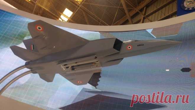 Индия отказалась от российского Су-57, сосредоточившись на своем истребителе пятого поколения Не так давно, а всего-то прошлым летом, все российские СМИ и эксперты с придыханием и восхищением сообщали о том, что Индия решила вернуться к идее закупки истребителей пятого (на самом неделе – почти пятого) поколения Су-57. Причем пульсация этой идеи в российском медиапространстве ни у кого не