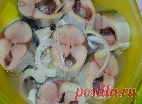 Скумбрия по вкусу как красная рыба: секрет в особом маринаде!
Отличный рецепт приготовления скумбрии, которая по вкусу будет ничуть не 
хуже красной рыбы. А секрет этого блюда — в пикантном маринаде, в котором 
рыба раскрывает свой вкус по-особенному. К этой закуске так и просится на 
гарнир отварная картошечка, присыпанная зеленью. Пальчики оближешь