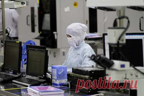 Китай решил добить производство микрочипов. Китай заподозрил в спекуляциях своих крупнейших производителей микрочипов. Так власти решили добить и без того страдающий от дефицита сектор — после заявления 6 августа компании ожидал крах на бирже. Власти обвинили дистрибьюторов автомобильных чипов в «злонамеренном» завышении цен.