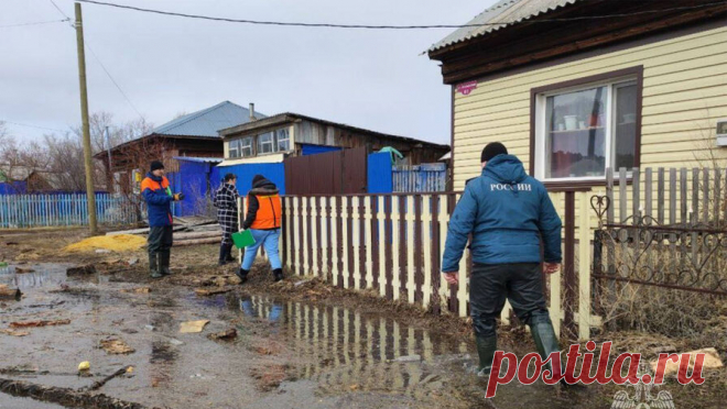 Власти Кургана призвали жителей эвакуироваться из-за наводнения. Власти Кургана призвали жителей микрорайона Смолино, жилого сектора за Кировским мостом, садовых товариществ по правой и левой сторонам шоссе имени Тюнина эвакуироваться из-за угрозы подтопления. Об этом сообщается в Telegram-канале ...