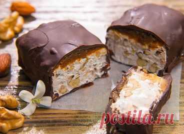 Шоколадные батончики с медовой нугой и карамелью (фото)