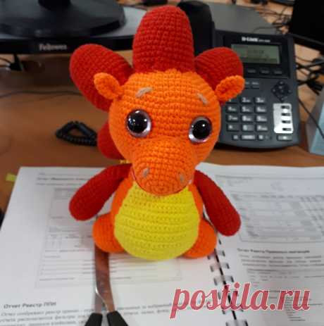 PDF Дракоша Тоша. FREE amigurumi crochet pattern. Бесплатный мастер-класс, схема и описание для вязания игрушки амигуруми крючком. Вяжем игрушки своими руками! Дракон, динозавр, динозаврик, dragon, dino, dinosaur, drache. #амигуруми #amigurumi #amigurumidoll #amigurumipattern #freepattern #freecrochetpatterns #crochetpattern #crochetdoll #crochettutorial #patternsforcrochet #вязание #вязаниекрючком #handmadedoll #рукоделие #ручнаяработа #pattern #tutorial #häkeln