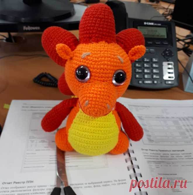 PDF Дракоша Тоша. FREE amigurumi crochet pattern. Бесплатный мастер-класс, схема и описание для вязания игрушки амигуруми крючком. Вяжем игрушки своими руками! Дракон, динозавр, динозаврик, dragon, dino, dinosaur, drache. #амигуруми #amigurumi #amigurumidoll #amigurumipattern #freepattern #freecrochetpatterns #crochetpattern #crochetdoll #crochettutorial #patternsforcrochet #вязание #вязаниекрючком #handmadedoll #рукоделие #ручнаяработа #pattern #tutorial #häkeln