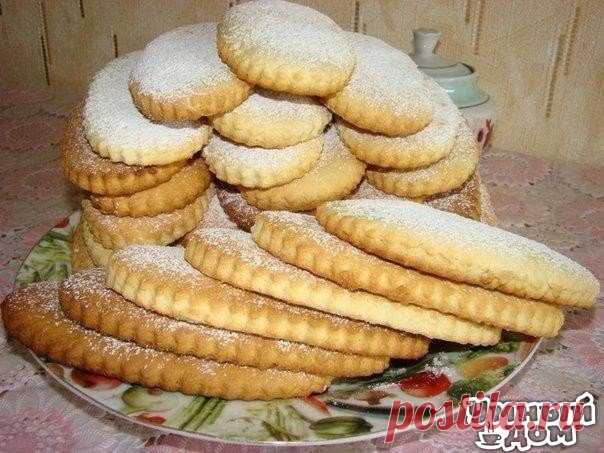 Молочные коржики из школьной столовой:) Ингредиенты: Мука – 400 г сахар-песок – 200 г маргарин – 100 г 1 яйцо молоко – 80 мл разрыхлитель - 10 г ванилин – 1 ч.л. Взбить размягченный маргарин с сахаром, добавить яйцо, молоко, разрыхлитель и ванильный сахар. Добавить муку и быстро замесить мягкое тесто. Раскатать пласт толщиной 6-7 мм. Формочкой выдавить коржики, затем переложить на противень и выпекать в разогретой до 180 градусов духовке 15 минут. Сверху коржики немного зарумянятся, значит…