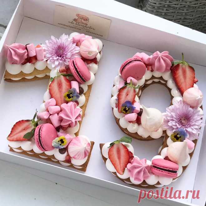 Новый тренд: торт-буква или торт-цифра Торт-буква или торт-цифра в последнее время стали очень модными среди кондитеров. Стоит только зайти в Instagram, как на вас вывалится целый шквал фотографий этих необычных и очень милых сладких циферок и букв - даты рождения, имена, названия компаний. Откуда возникла идея таких тортов? И как их приготовить? Давайте разбираться! Автор тренда Считается, что автором идеи такого дизайна тортов стала израильская девушка-кондитер Adi Kling...