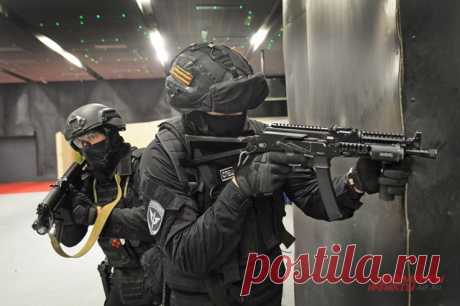 Было страшно. Спецназ Москвы использует на тренировках боевые гранаты. Штурм многоквартирного дома, освобождение заложников из захваченных террористами городского автобуса, десантирование с вертолета — эти ситуации отработали на глазах у журналистов аif.ru бойцы спецназа ГУ МВД России по Москве.