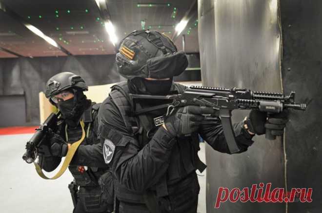 Было страшно. Спецназ Москвы использует на тренировках боевые гранаты. Штурм многоквартирного дома, освобождение заложников из захваченных террористами городского автобуса, десантирование с вертолета — эти ситуации отработали на глазах у журналистов аif.ru бойцы спецназа ГУ МВД России по Москве.
