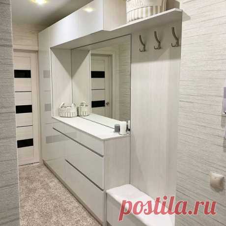 Узкий коридор. Решили сделать больше мест хранения и отказаться от большого во весь рост зеркала.