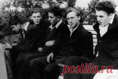 Владимир Высоцкий с одноклассниками, 1955 год