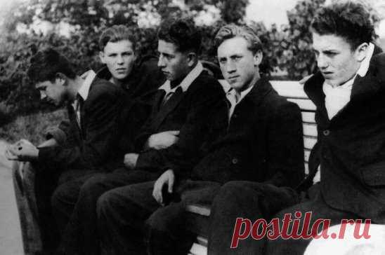 Владимир Высоцкий с одноклассниками, 1955 год