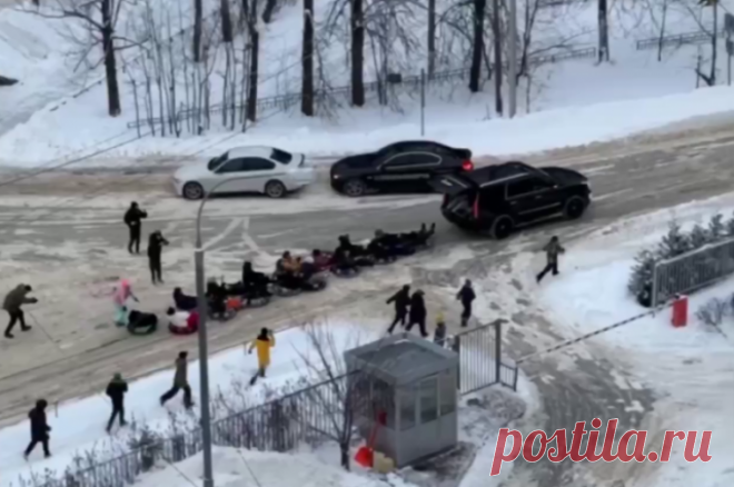 Полиция расследует инцидент с привязанными к машине тюбингами в Подмосковье. Видеозапись с автомобилем, к которому были привязаны тюбинги с людьми, была опубликована на просторах Сети.