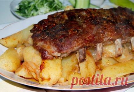 Свиные ребра с картошкой в рукаве.