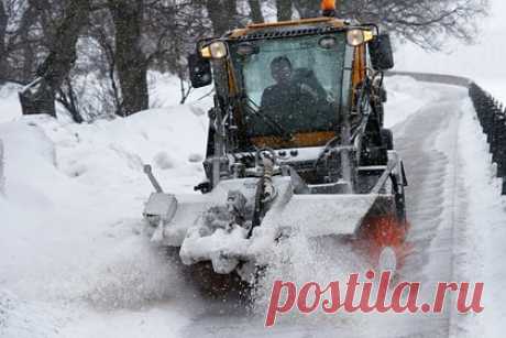 Снос снежной фигуры в виде фаллоса в российском городе назвали уборкой. Власти Екатеринбурга прокомментировали снос огромной снежной скульптуры в виде фаллоса и назвали это уборкой города от снега. Скульптура появилась ранее напротив Оперного театра. По некоторой информации, пенис вылепили студенты Уральского федерального университета, которые учатся неподалеку.
