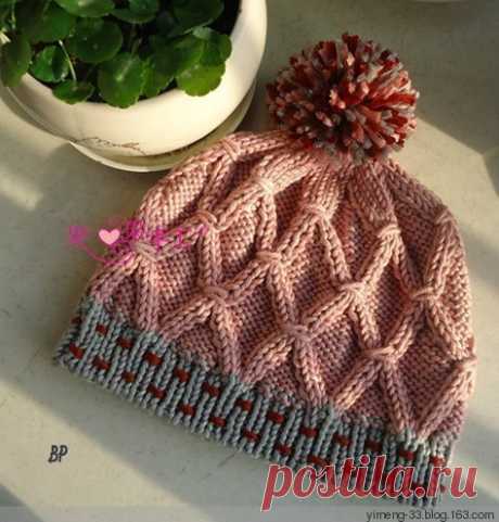 Шапочка спицами 
Технология вязания этой классной женской шапки. 

Доброго дня суток. Давно хотела связать себе шапку узором плетенка, но долго не могла найти подходящую схему вязания. Наконец я нашла то что мне нужно, это модная молодежная шапка с помпоном, спортивного типа. связанная узором который я назвала плетенка. Этот узор несколько отличается от стандартных, которые мы привыкли видеть под названием плетеных узоров. Такую шапку связать проще, быстрее, смотрится с ша...
