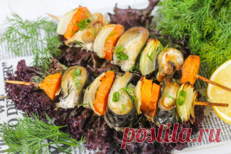 Шашлык из скумбрии с яблоками и овощами — Sloosh – кулинарные рецепты