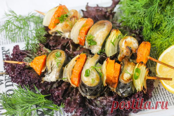 Шашлык из скумбрии с яблоками и овощами - Эфария Сочный рыбный шашлык из скумбрии с яблоками и овощами станет изюминкой вашего стола: он готовится за считанные минуты и безупречен на вкус. Вы можете его создать и из любой другой рыбы, главное – выбирайте сорт рыбы с минимумом мелких косточек. Для маринования отлично подойдут обычные классические специи и лимонный сок Уксусом филе этой рыбы сбрызгивать