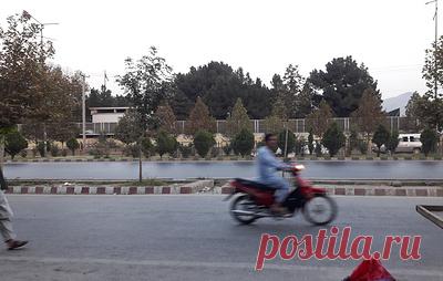 У посольства РФ в Кабуле после сообщений о стрельбе сохраняется спокойная обстановка. Движение не перекрыто, отметил корреспондент агентства