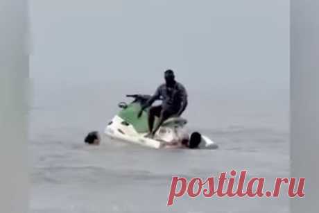 Рыбак на гидроцикле бросился на помощь тонувшему россиянину в Гоа и попал на видео