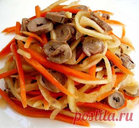 Салат &quot;Сердечная история&quot;
Аппетитный и невероятно вкусный салат из куриных сердечек с маринованным луком – именно тот салат, который действительно стоит попробовать!
Этот салат хоть и прост, но праздничный стол разнообразит. А любители салатов с маринованным луком съедят его в первую очередь!
