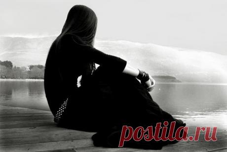 Уходя боишься оглянуться?
Значит еще рано уходить,
Сердцу скажешь, велено вернуться,
А оно продолжит.... жить, любить......
Так зачем мы разбиваем судьбы,
Уходя не смотрим мы назад.
Потому что, если оглянуться,
Нестерпимо хочется... назад.........