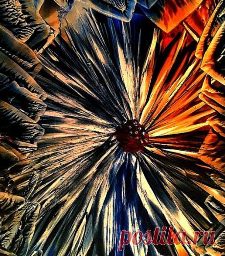 Энкаустическая живопись: все, что нужно знать Энкаустика - это средство для рисования на основе пчелиного воска, которое работает с теплом. Живопись энкаустикой - это многоэтапный процесс. Во-первых, краску нужно расплавить, сделать жидкой. Далее расплавленную краску наносят на пористую поверхность. После этого воск прогревают, сплавляя в рабочую поверхность, формируя хорошее сцепление слоев. Как окончательный вариант, охлажденную краску можно отполировать, чтобы раскрыть ...