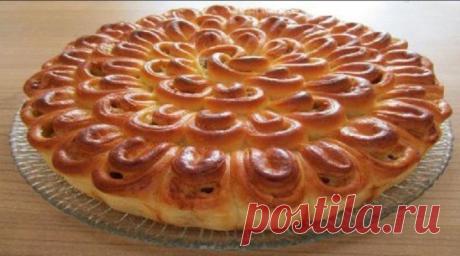 МЯСНОЙ ПИРОГ "ХРИЗАНТЕМА"
Ингредиенты
Мясной фарш (свинина, говядина) - 500 г.
Лук - 1 шт.
Чеснок 1 зубчик
Вода - 100 мл.
Кубик куриного бульона - 1 ч.л.
Сыр - 140 г.
Сливочное масло - 30 г