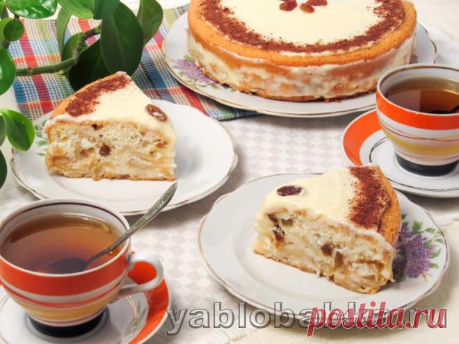 Яблочная шарлотка с заварным кремом и изюмом  Ингредиенты: для теста:  140 г муки; 200 г сахара; 2 яйца и 2 белка; соль; 10 г сливочного масла для смазывания формы;  для начинки:  3-4 яблока; 100 г изюма;