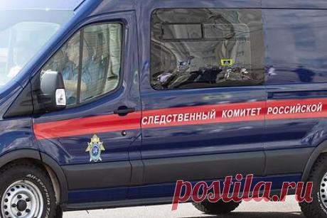 Россиянин на электросамокате насмерть сбил пенсионера. Житель Волгограда ехал на электросамокате по пешеходной дорожке Астраханского моста и врезался в идущего 75-летнего пенсионера. Пожилой мужчина упал и ударился головой, позже он скончался в больнице. В отношении 35-летнего электросамокатчика возбудили дело части 1 статьи 109 УК (««Причинение смерти по неосторожности»).