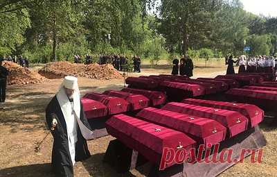 Под Псковом захоронили останки 188 советских граждан, погибших в Великую Отечественную. Панихиду по погибшим отслужил митрополит Псковский и Порховский Тихон