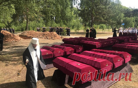 Под Псковом захоронили останки 188 советских граждан, погибших в Великую Отечественную. Панихиду по погибшим отслужил митрополит Псковский и Порховский Тихон
