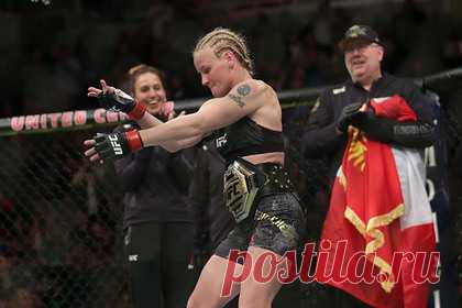 Шевченко провела спарринг с действующим чемпионом UFC. Киргизская девушка-боец смешанного стиля (MMA) Валентина Шевченко потренировалась с действующим обладателем пояса Абсолютного бойцовского чемпионата (UFC) Брендоном Морено. 33-летняя спортсменка, удерживающая пояс чемпионки в наилегчайшем дивизионе UFC, обменялась ударами с Морено. Оба бойца носили защитные шлемы.