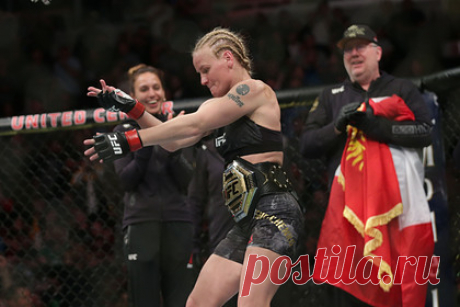 Шевченко провела спарринг с действующим чемпионом UFC. Киргизская девушка-боец смешанного стиля (MMA) Валентина Шевченко потренировалась с действующим обладателем пояса Абсолютного бойцовского чемпионата (UFC) Брендоном Морено. 33-летняя спортсменка, удерживающая пояс чемпионки в наилегчайшем дивизионе UFC, обменялась ударами с Морено. Оба бойца носили защитные шлемы.