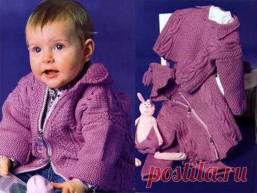 Сиреневый комплект с капюшоном для новорожденного
#вязание #спицами #длядетей

Размеры: 62/68 (74/80) 86/92.

Вам потребуется: 450 (550) 650 г сиреневой пряжи Extra Merino (100% шерсти, 130 м/50 г) ; прямые спицы №3,5 и №4: кроткие круговые спицы №3,5; разъемная застежка-молния; эластичная тесьма шириной 1,5 см и длиной, равной обхвату талии.

Резинка, спицы №3,5: попеременно 2 п. лиц. глади, 2 п. изн. глади.

Планка для выреза горловины и планка застежки: с лиц. стороны п...