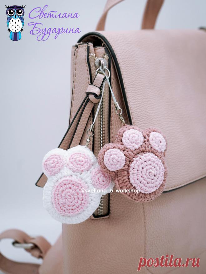 PDF Брелок Кошачьи Лапки. FREE amigurumi crochet pattern. Бесплатная схема и описание вязания игрушки амигуруми крючком. Вяжем игрушки своими руками! Кот, котик, кошечка, кошка, cat, kitten, kätzchen, kater, katze, kot. #амигуруми #amigurumi #amigurumidoll #amigurumipattern #freepattern #freecrochetpatterns #crochetpattern #crochetdoll #crochettutorial #patternsforcrochet #вязание #вязаниекрючком #handmadedoll #рукоделие #ручнаяработа #pattern #tutorial #häkeln #amigurumis #diy #tutorialcrochet