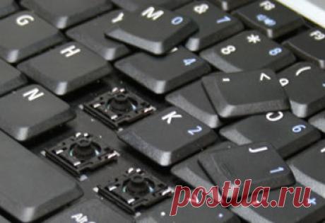 На практике встречается множество вариантов этой поломки. Вот только некоторые из них:


не работают цифры;
совсем не работает клавиатура ноутбука, в том числе, в режиме BIOS;
неправильно работает часть клавиатуры;
не функционирует подсветка клавиатуры;
залипают клавиши.