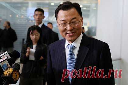 В США прибыл новый китайский посол. Новый посол КНР в США Се Фэн прибыл в Нью-Йорк вечером 23 мая по местному времени (в ночь на 24 мая мск). Этот жест можно считывать как потенциальный сигнал готовности Пекина к улучшению коммуникаций с Вашингтоном, несмотря на недавний каскад дипломатических столкновений.