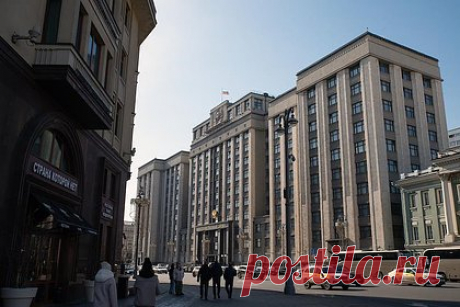 Дума приняла закон о запрете судимым за педофилию приходить на детские площадки. Госдума во втором и третьем чтениях приняла закон, запрещающий имеющим судимость за педофилию находиться на детских площадках и в школах. Об этом сообщается на сайте нижней палаты парламента. Отмечается, что принятый закон позволит усилить надзор за гражданами, имеющими непогашенную либо неснятую судимость.