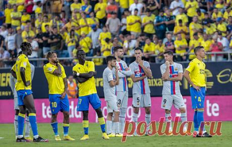 Матч чемпионата Испании &quot;Кадис&quot; - &quot;Барселона&quot; прервали из-за оказания помощи болельщику. Встреча закончилась со счетом 4:0 в пользу &quot;Барселоны&quot;