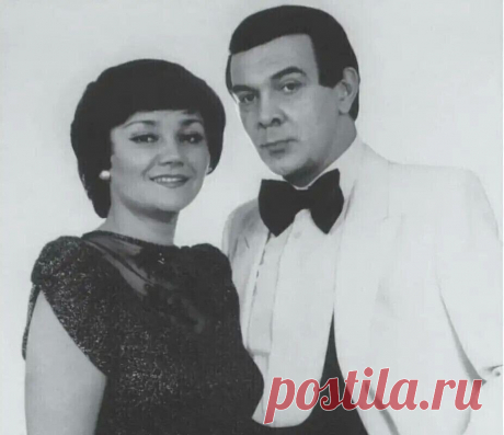 ЗАГАДАЙ ЖЕЛАНИЕ 

Смотри, какое небо звездное,
Смотри, звезда летит, летит звезда.
Хочу, чтоб зимы стали веснами,
Хочу, чтоб было так, было всегда. 

Загадай желанье самой синей полночью
И никому его не назови.
Загадай желанье, пусть оно исполнится —
Будет светло всегда, светло в нашей любви!

Мне этот час мечтою кажется,
Все соловьи земли спешат сюда.
И сердце вдруг по небу катится —
Оно звезда теперь, оно звезда. 

Загадай желанье самой синей полночью 
И никому его не на...