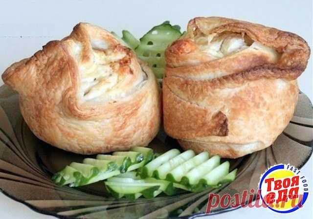 Слоеные пирожки с курицей и сыром