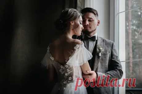 А мне с ним хорошо, как никогда.
Волнуюсь, словно школьница, при встрече.
Мы где-то упустили с ним года,
Не с теми проживая каждый вечер.

А мне с ним хорошо, как никогда.
Он в мыслях от рассвета до заката.
Пустили ток как-будто в провода.
Моё нутро наивно и распято...

Мне стало без него сложней дышать.
Секунды тянутся тяжелыми часами.
Я всё готова бросить и отдать,
Чтоб просто обнимать его ночами...